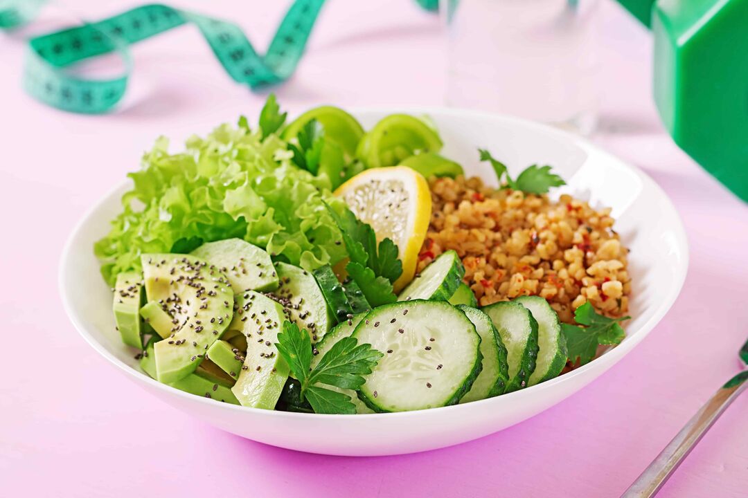Buchweizen mit Gemüse und Kräutern zur Gewichtsreduktion bei richtiger Ernährung