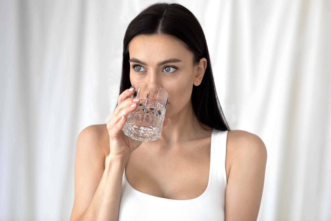 Mädchen trinkt Wasser zur Gewichtsreduktion bei richtiger Ernährung