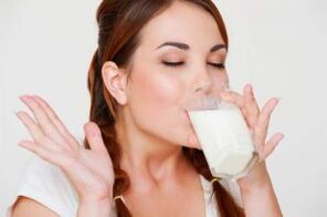 Bei Gastritis ist es sinnvoll, morgens und abends ein Glas Milch zu trinken. 